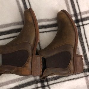 Ugg Lined Chelsea Winter Boots